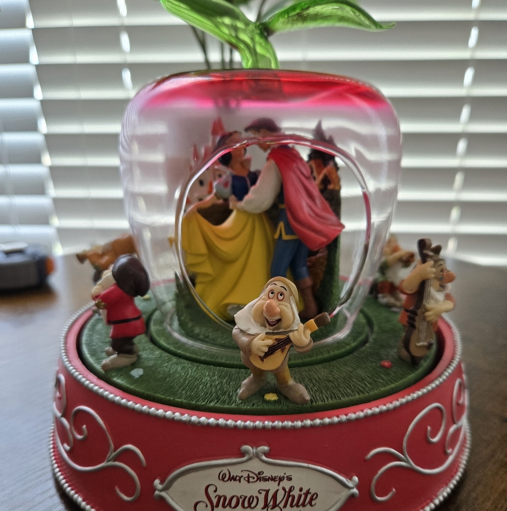 NIB Bradford Exchange Disney Snow White Happily Ever After Animated Carousel